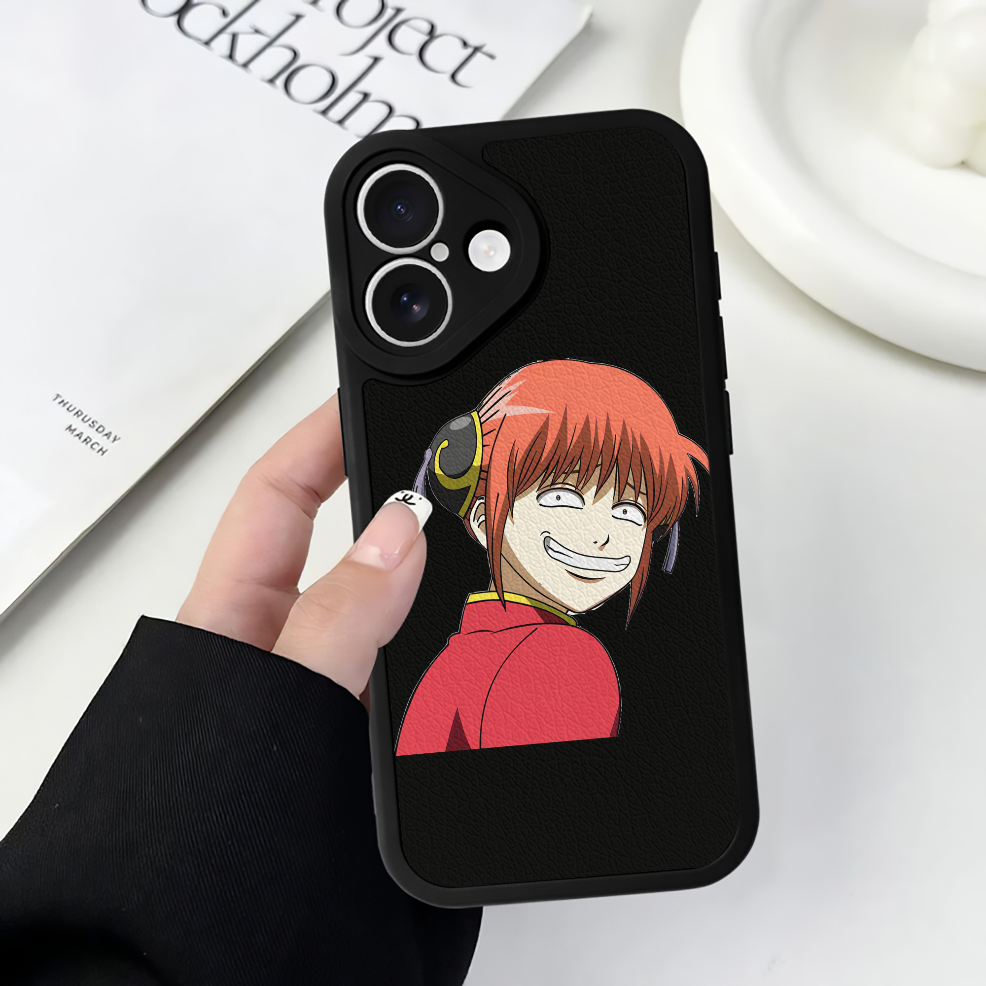 （画像用） ぎんたま 坂田銀時（さかたぎんとき） 神楽 志村新八（しむら しんぱち） GINTAMA Sakata Gintoki Kagura Shimura Shinpachi 【iPhone 16シリーズ対応】シリコンスマホケース（レザー調） 材質：シリコン